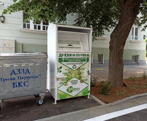 Община Сливен изпраща за ремонт потрошените от вандали контейнери за дрехи   